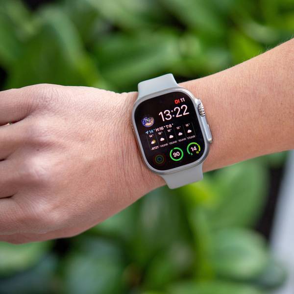 Eine Person zeigt ihre Apple Watch am Handgelenk, auf der aktuelle Wetterdaten zu sehen sind.