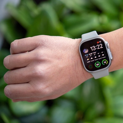 Eine Person zeigt ihre Apple Watch am Handgelenk, auf der aktuelle Wetterdaten zu sehen sind.