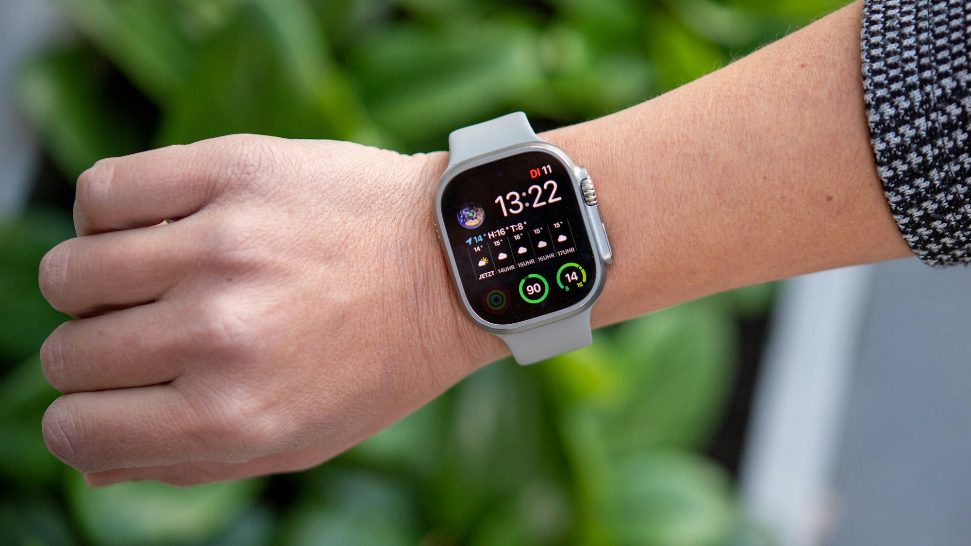 Eine Person zeigt ihre Apple Watch am Handgelenk, auf der aktuelle Wetterdaten zu sehen sind.