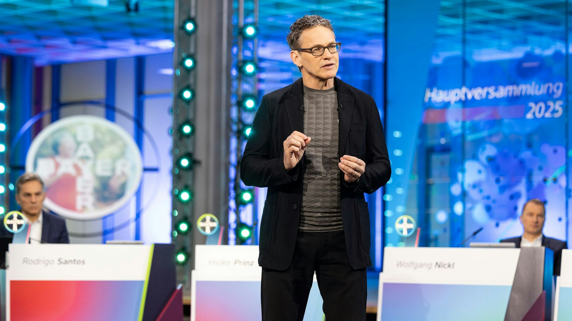 Der Vorstandsvorsitzende Bill Anderson bei der Hauptversammlung 2025 von Bayer.