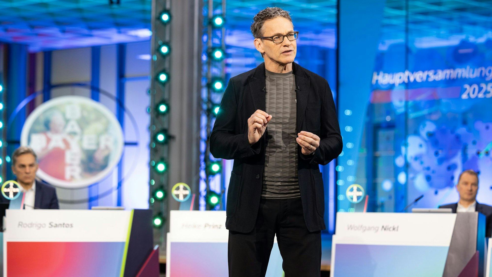 Der Vorstandsvorsitzende Bill Anderson bei der Hauptversammlung 2025 von Bayer