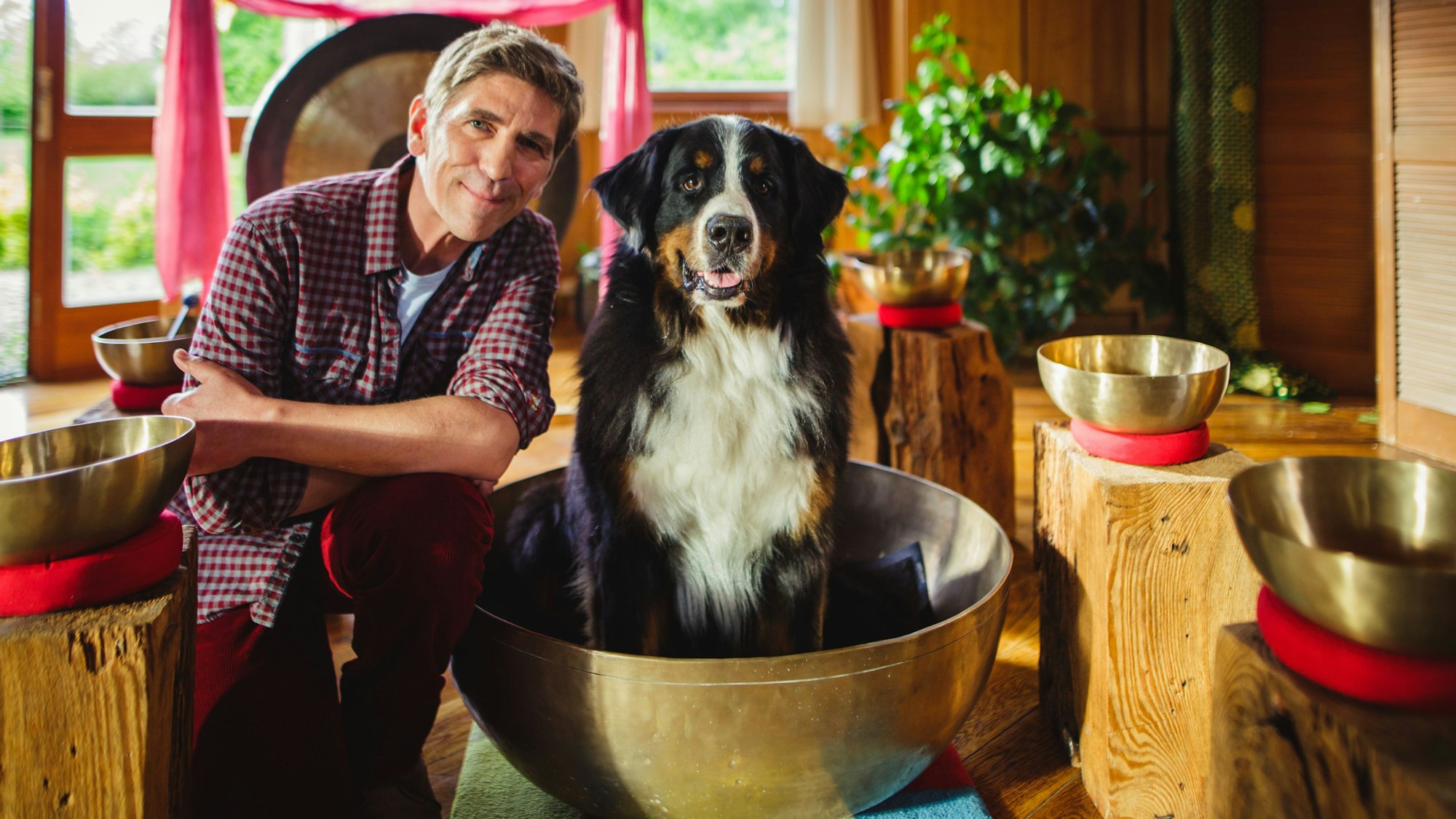 In Tines Klangenschalen-Studio probieren Fritz (Guido Hammesfahr) und Keks alles aus.