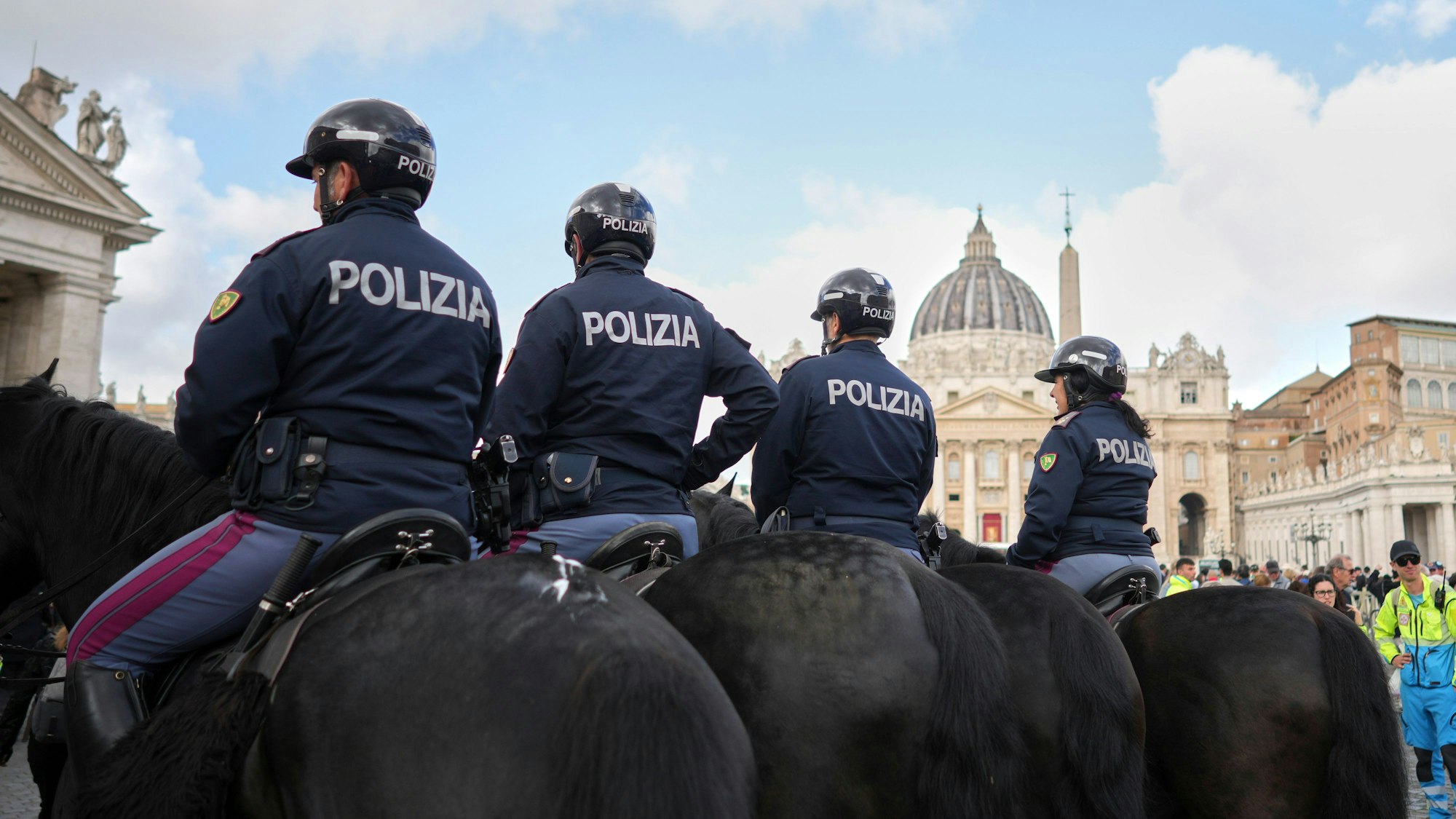 Berittene Polizisten patrouillieren im Vatikan vor dem Petersdom, wo der verstorbene Papst Franziskus aufgebahrt liegt.