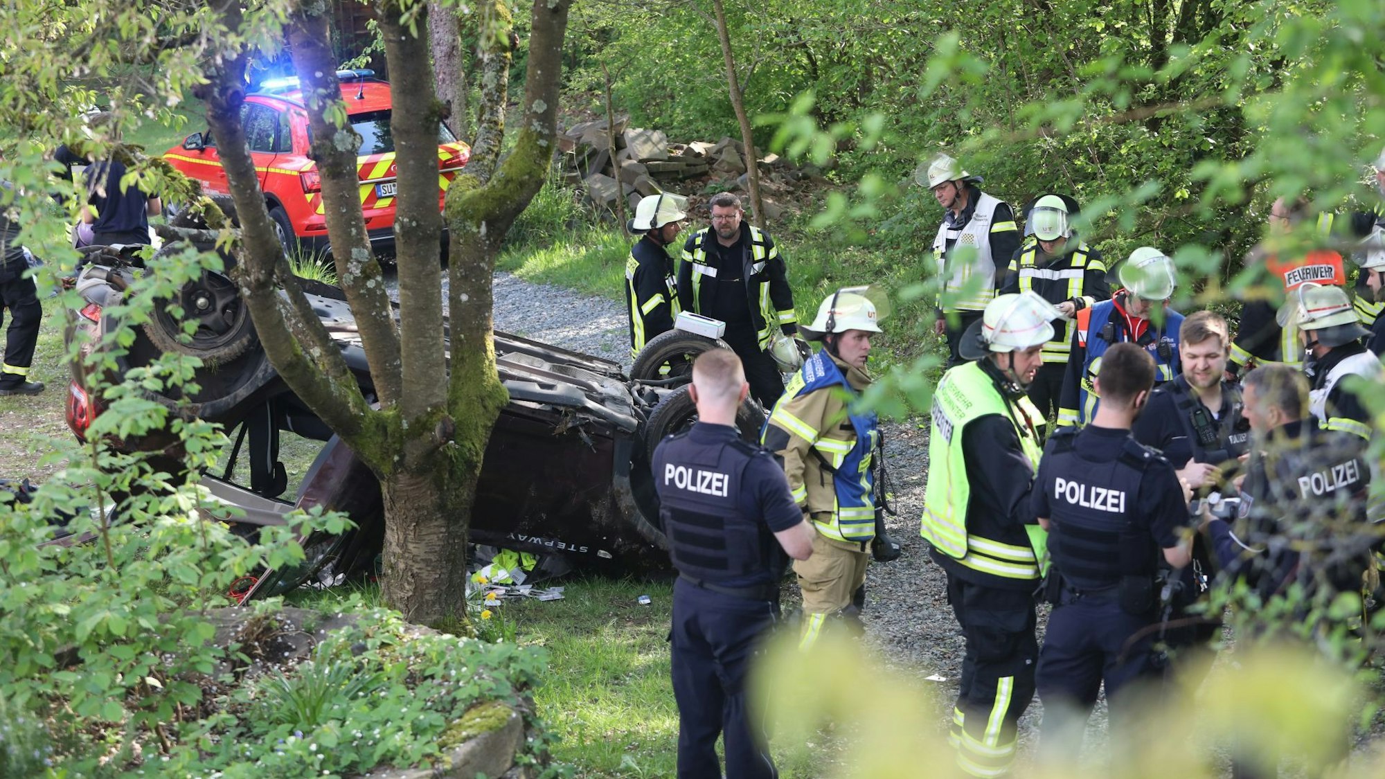 Auf der L268 war ein SUV in Königswinter-Sandscheid von der Straße abgekommen und hatte sich überschlagfen. Der Fahrer wurde schwer verletzt, er musste reanimiert werden.