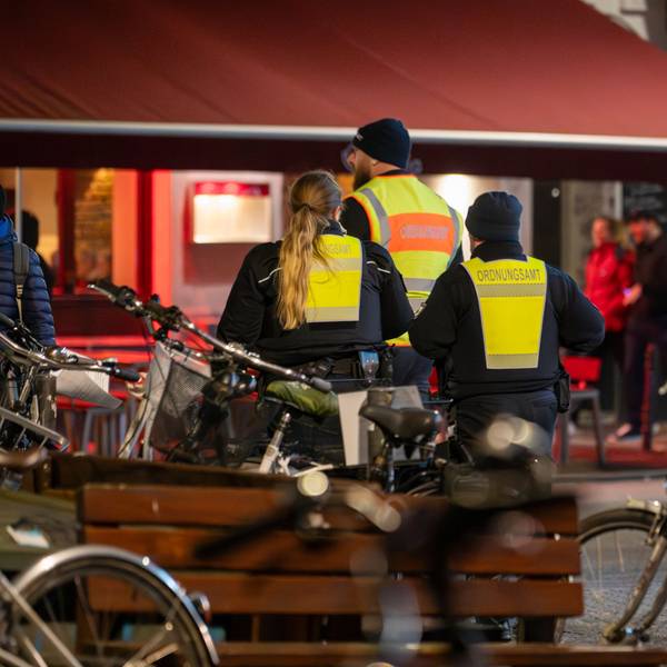 Das Ordnungsamt kontrolliert abends am Brüsseler Platz.