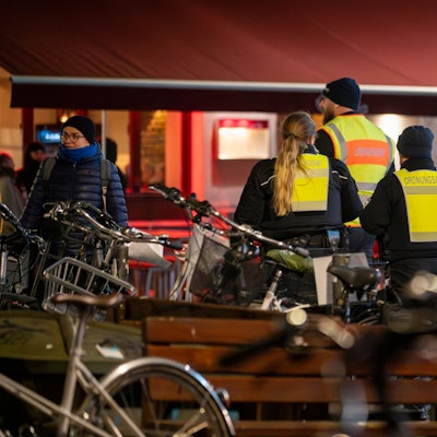 Das Ordnungsamt kontrolliert abends am Brüsseler Platz.