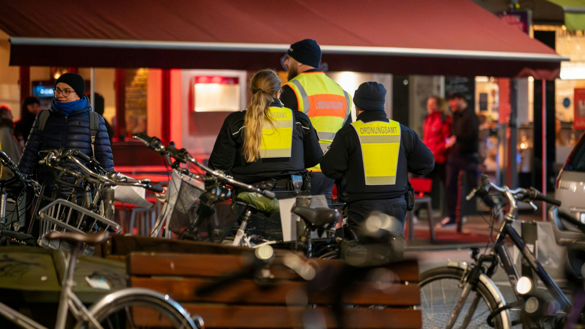 06.02.2025, Köln: Das Ordnungsamt patrouilliert abends am Brüsseler Platz. Zum Schutz der Anwohnenden vor Lärm dürfen sich nach 22 Uhr auf dem Brüsseler Platz erstmalig keine Personen mehr aufhalten. Das Verweilverbot gilt zukünftig am Freitag, Samstag und vor Feiertagen. Foto: Uwe Weiser