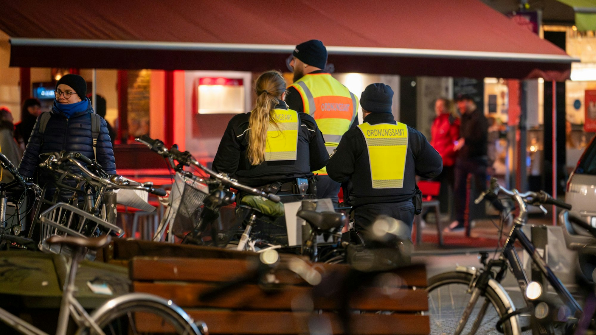 Das Ordnungsamt kontrolliert abends am Brüsseler Platz.