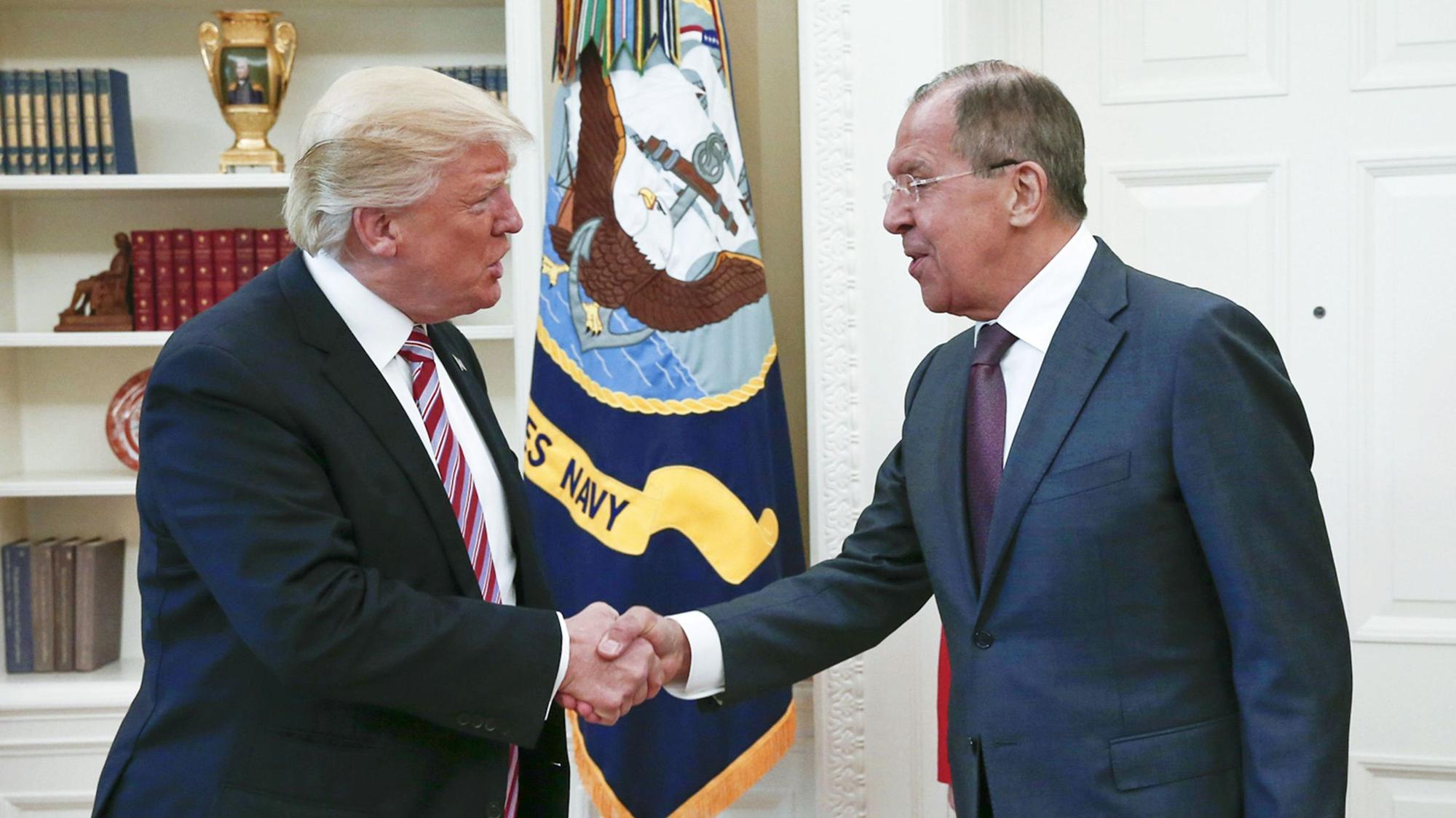 Das Foto zeigt US-Präsident Donald Trump und Russlands Außenminister Sergei Lawrow beim Handshake im Jahr 2017.