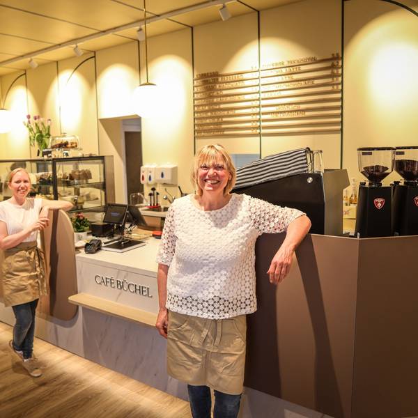 Inhaberin Vanessa Klocke (l.) eröffnet mit Unterstützung der Mutter Heike Moll das Café Büchel.