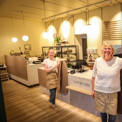 Inhaberin Vanessa Klocke (l.) eröffnet mit Unterstützung der Mutter Heike Moll das Café Büchel.