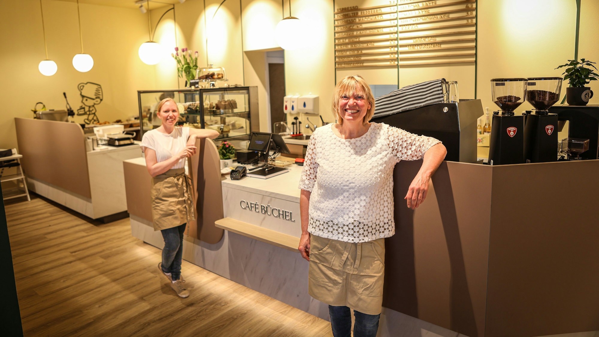 Inhaberin Vanessa Klocke (l.) eröffnet mit Unterstützung der Mutter Heike Moll das Café Büchel.