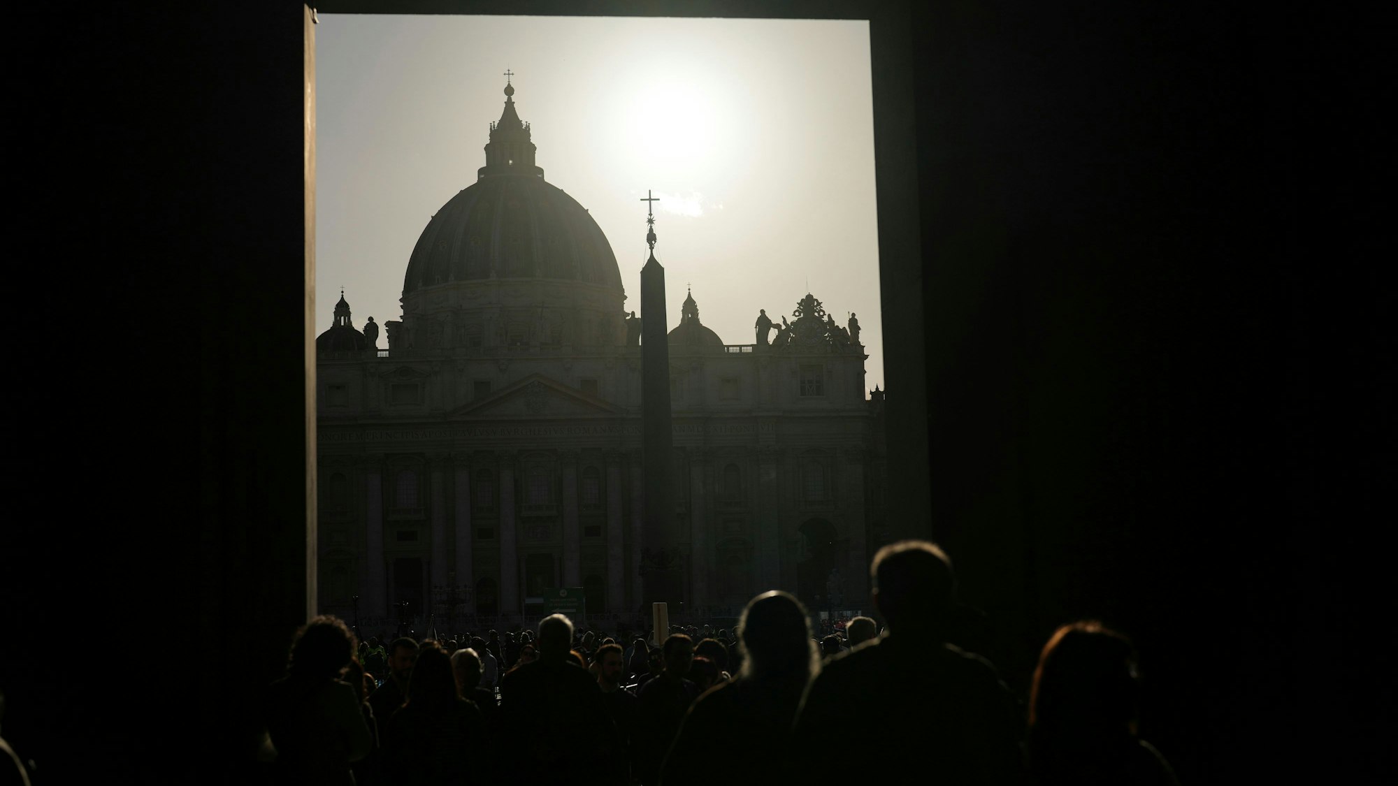25.04.2025, Vatikan, Vatikanstadt: Die Gläubigen stehen Schlange, um Papst Franziskus im Vatikan zu ehren, der im Petersdom aufgebahrt ist. Foto: Francisco Seco/AP/dpa +++ dpa-Bildfunk +++