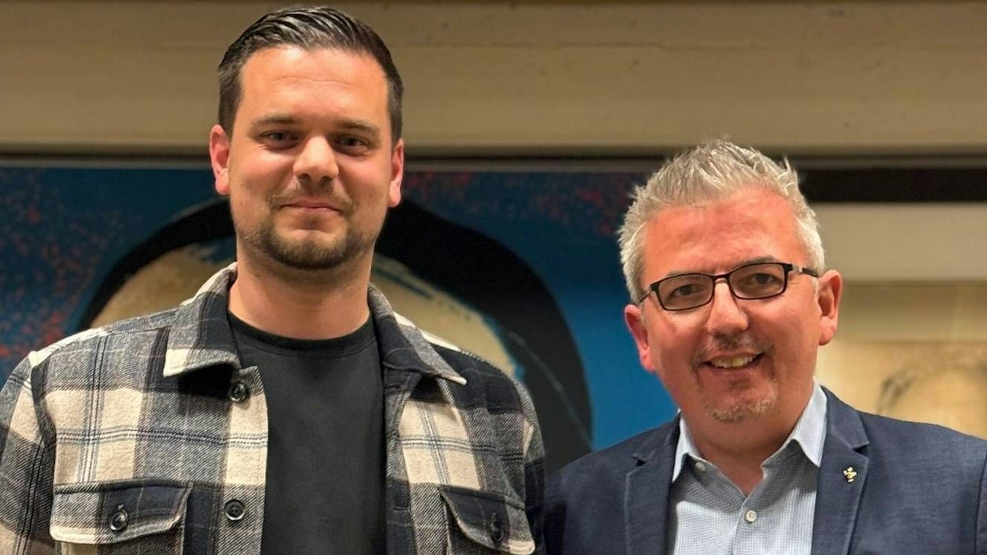 Auf dem Foto sind zwei Männer zu sehen.