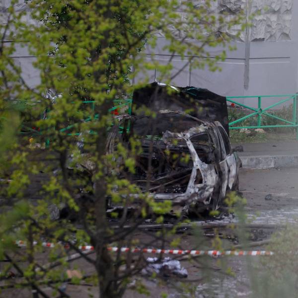 Ein zerstörtes Auto steht vor einem Wohnhaus im Moskauer Vorort Balaschicha.