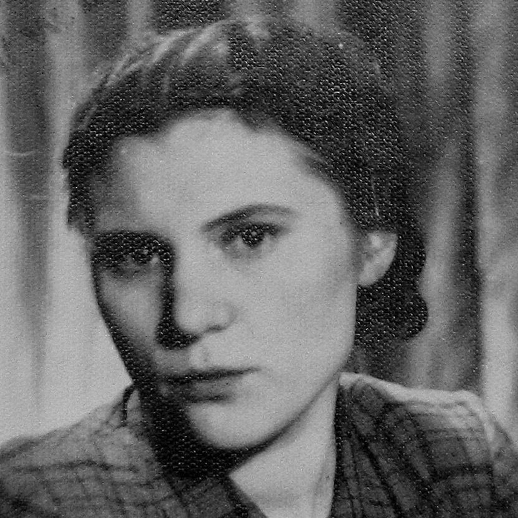 Zu sehen ist eine Frau mit dunklen Haaren in schwarz-weiß.