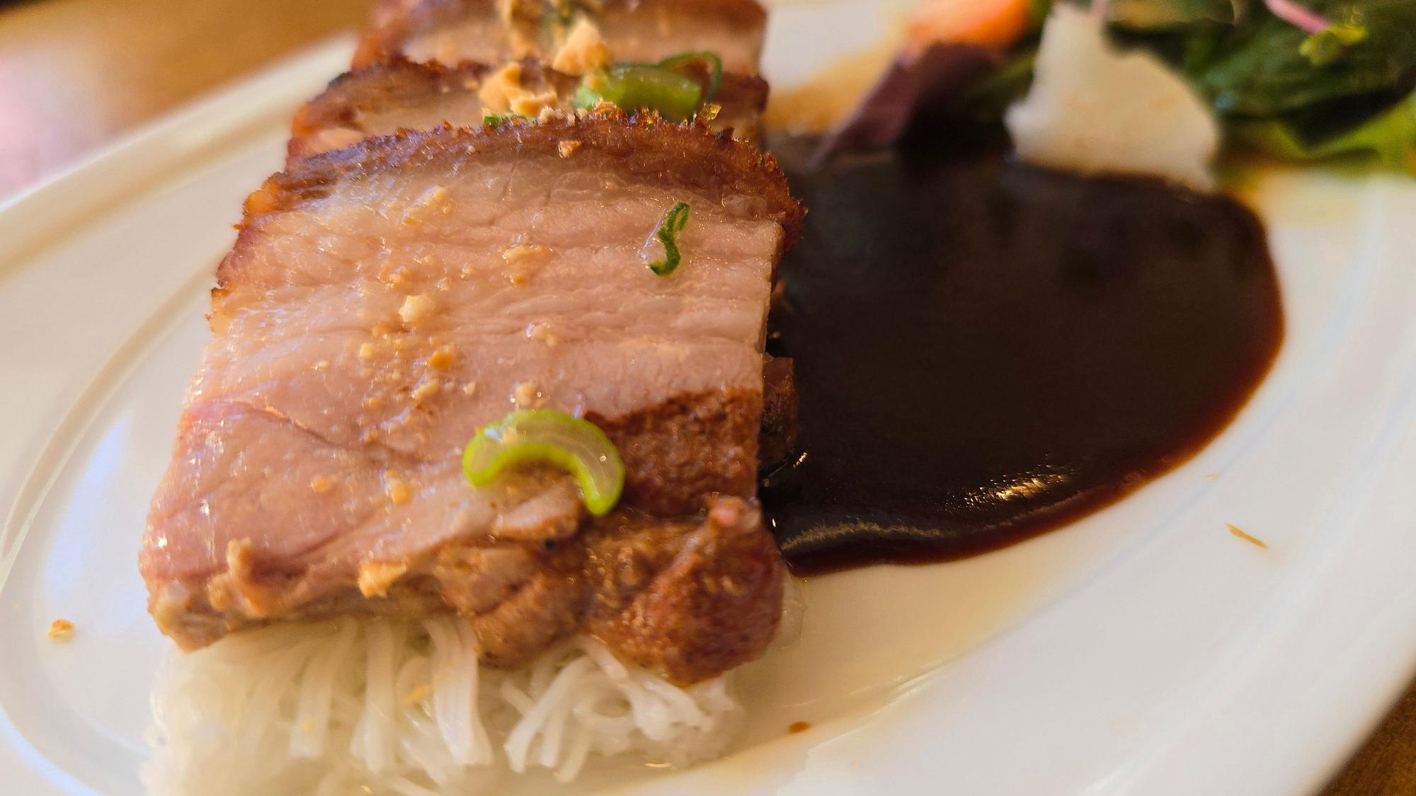 Das Tellergericht ist mit dunkler Sauce zu sehen.