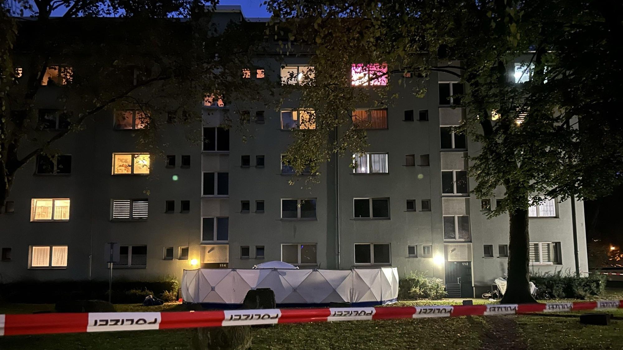 Aus dem vierten Stock dieses Hauses stürzten nacheinander das Opfer und der Angeklagte. Die Polizei errichtete einen Sichtschutz.