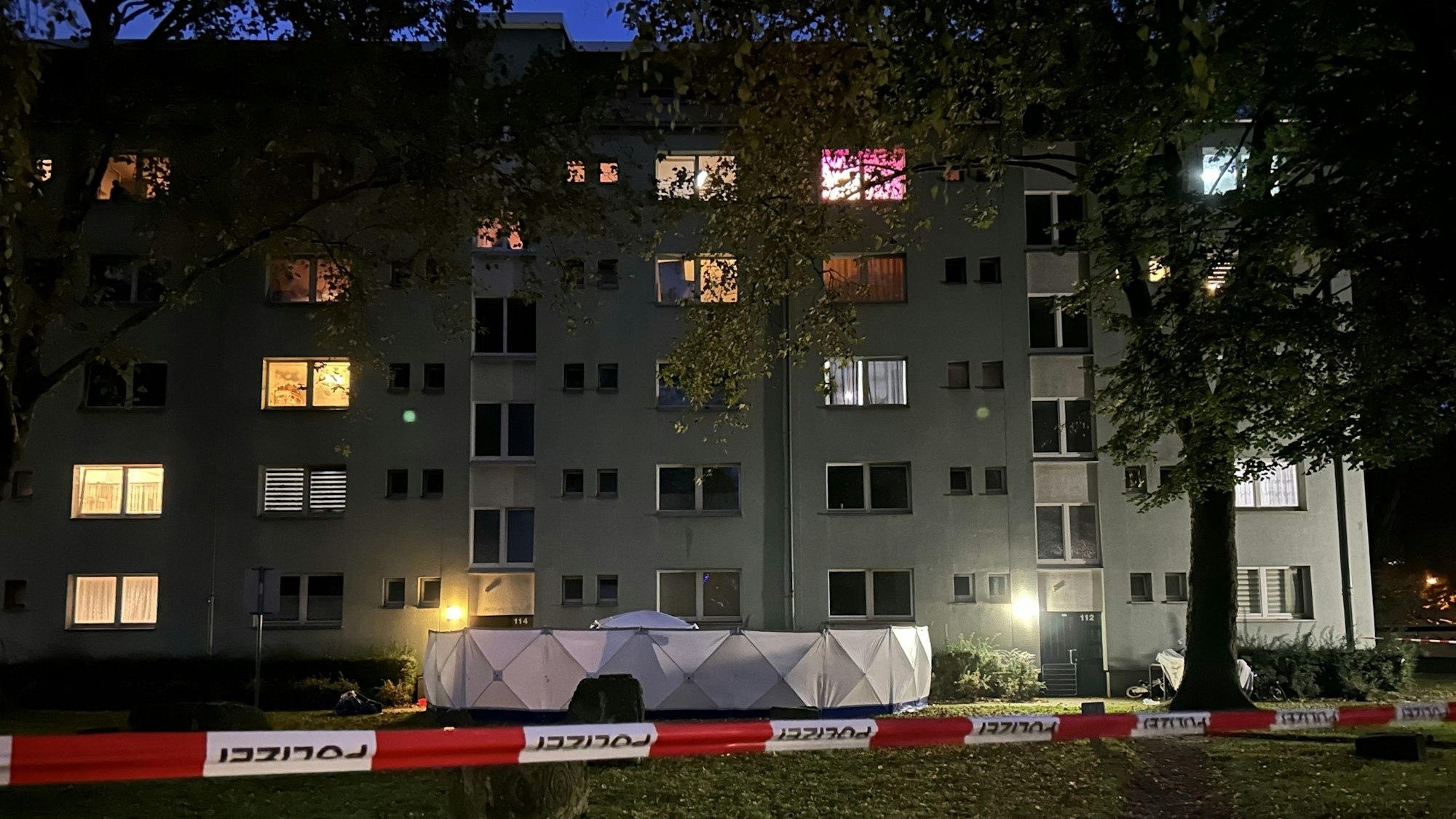 Aus dem vierten Stock dieses Hauses stürzten nacheinander das Opfer und der Angeklagte. Die Polizei errichtete einen Sichtschutz.