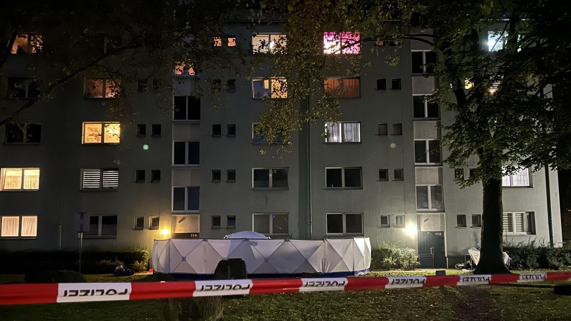 Aus dem vierten Stock dieses Hauses stürzten nacheinander das Opfer und der Angeklagte. Die Polizei errichtete einen Sichtschutz.
