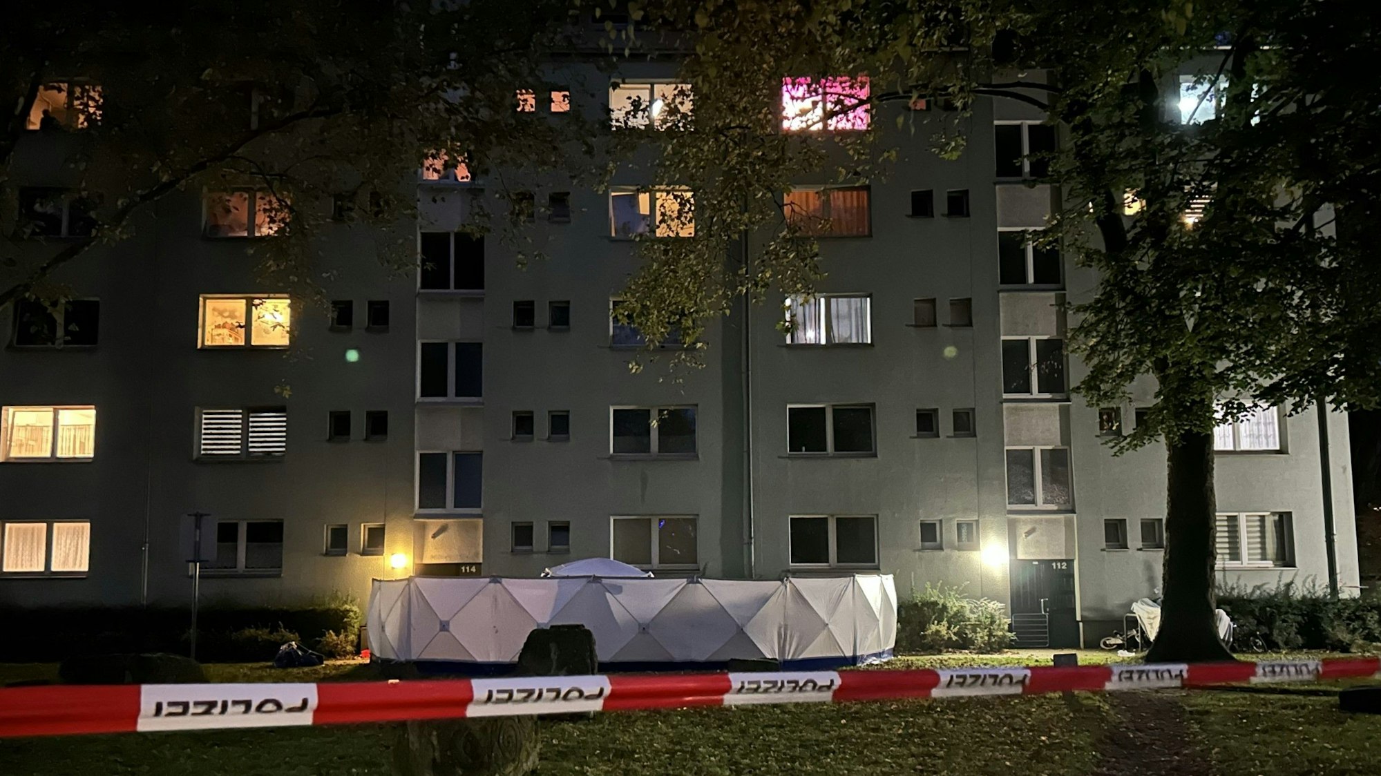 Aus dem vierten Stock dieses Hauses stürzten nacheinander das Opfer und der Angeklagte. Die Polizei errichtete einen Sichtschutz.