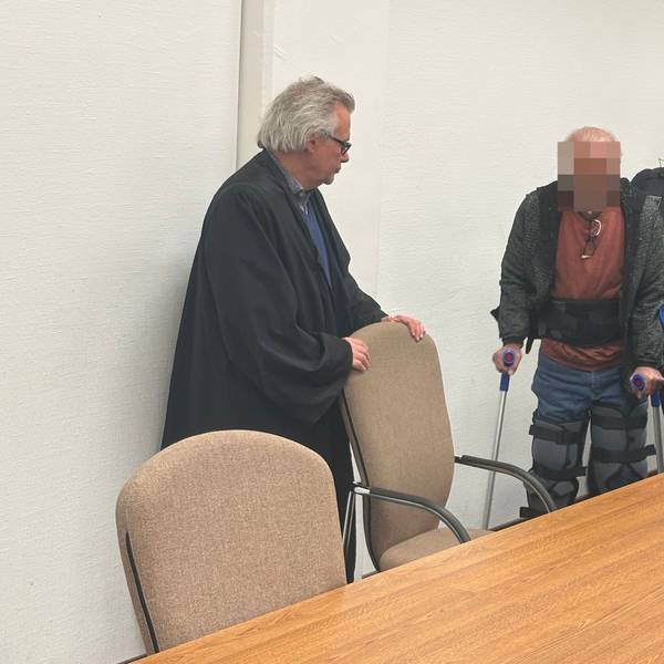 Auf Krücken betrat der Angeklagte den Gerichtssaal. Links sein Verteidiger Gordon Christiansen
