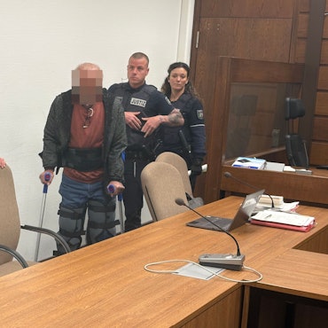 Auf Krücken betrat der Angeklagte den Gerichtssaal. Links sein Verteidiger Gordon Christiansen