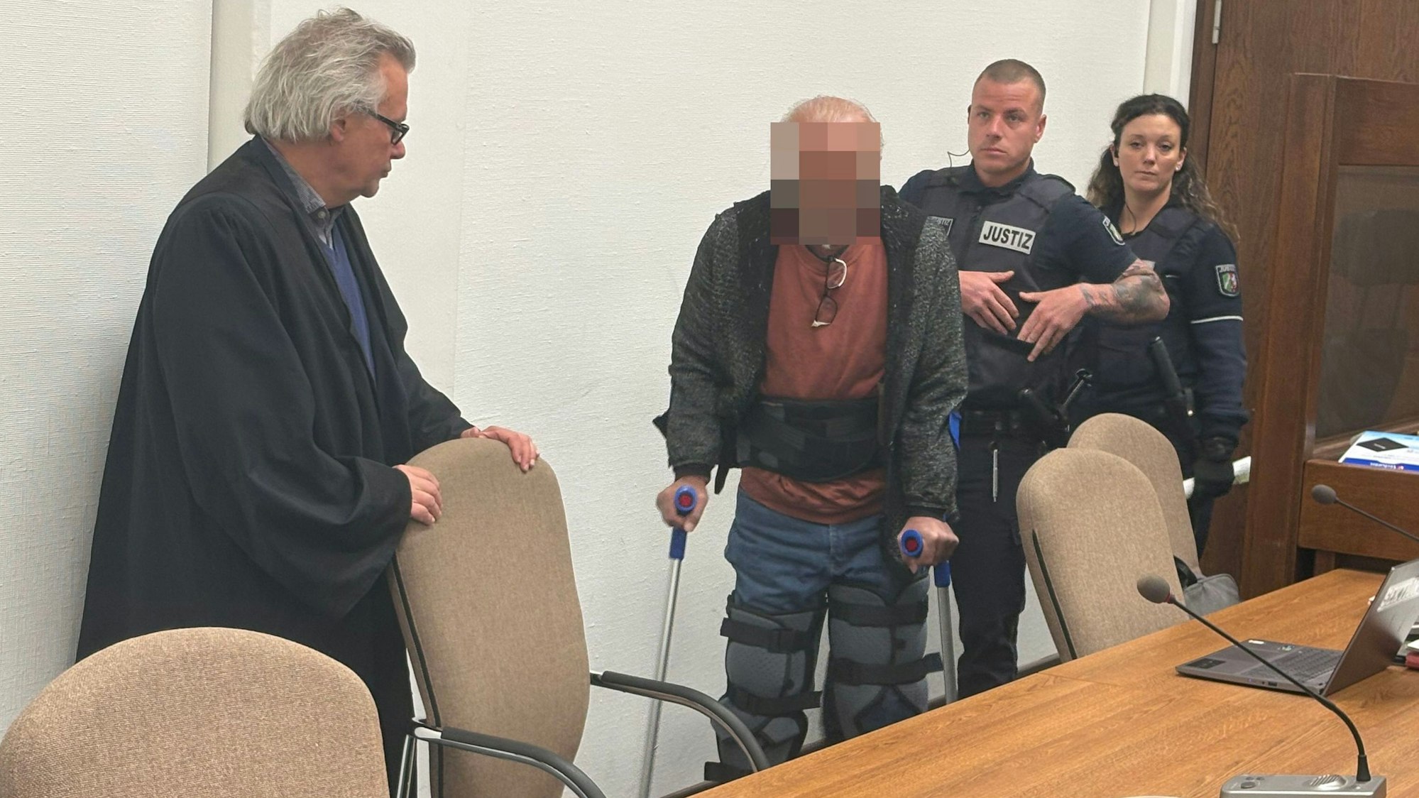 Auf Krücken betrat der Angeklagte den Gerichtssaal. Links sein Verteidiger Gordon Christiansen