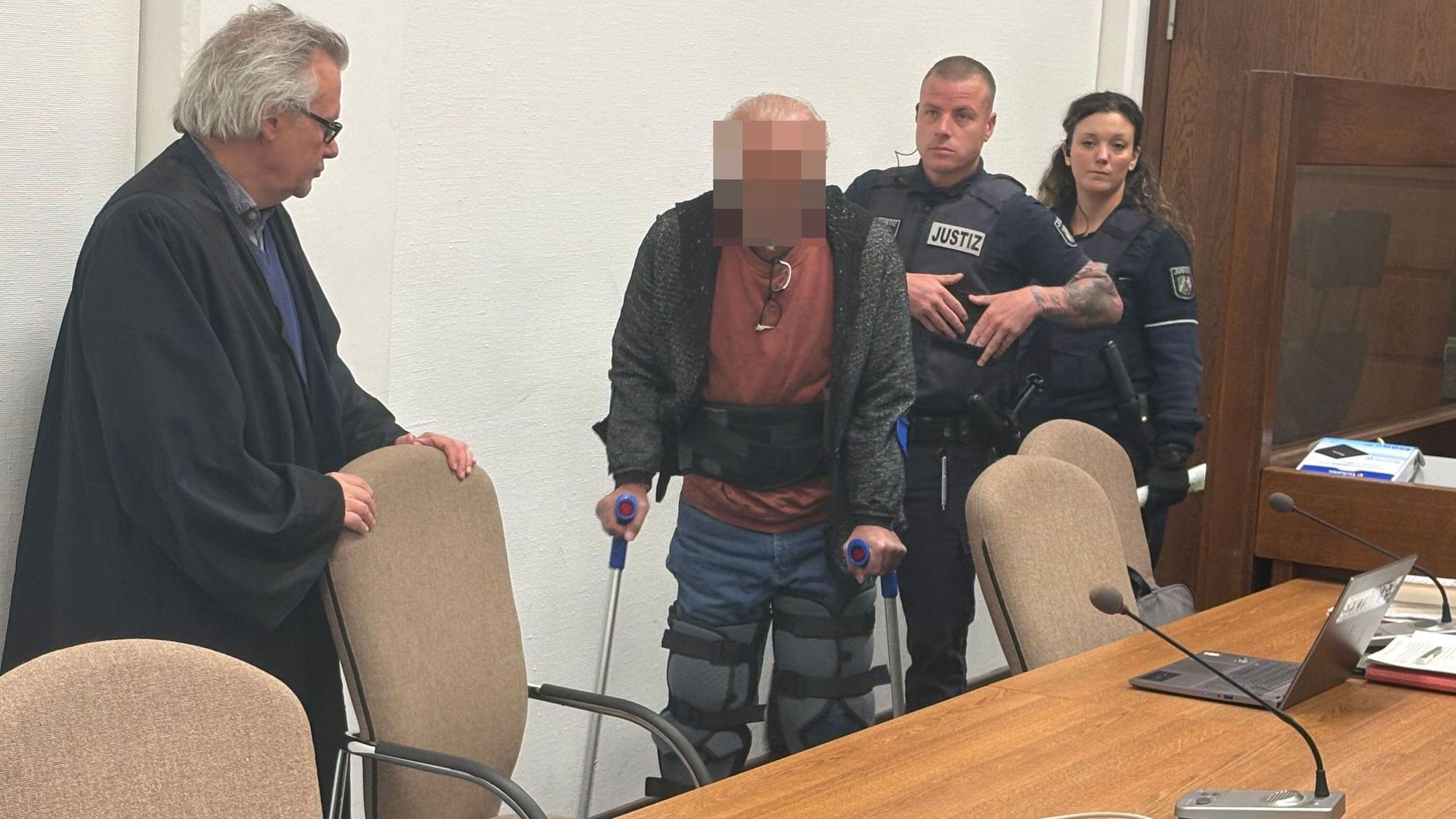Auf Krücken betrat der Angeklagte den Gerichtssaal. Links sein Verteidiger Gordon Christiansen