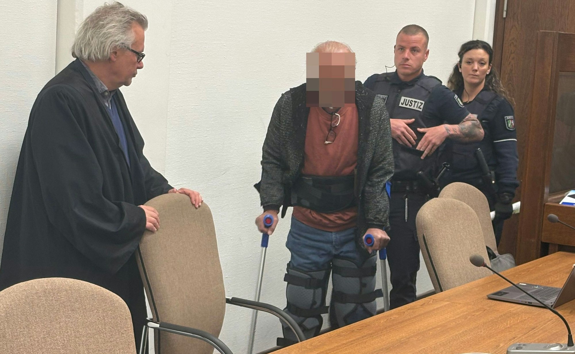 Auf Krücken betrat der Angeklagte den Gerichtssaal. Links sein Verteidiger Gordon Christiansen