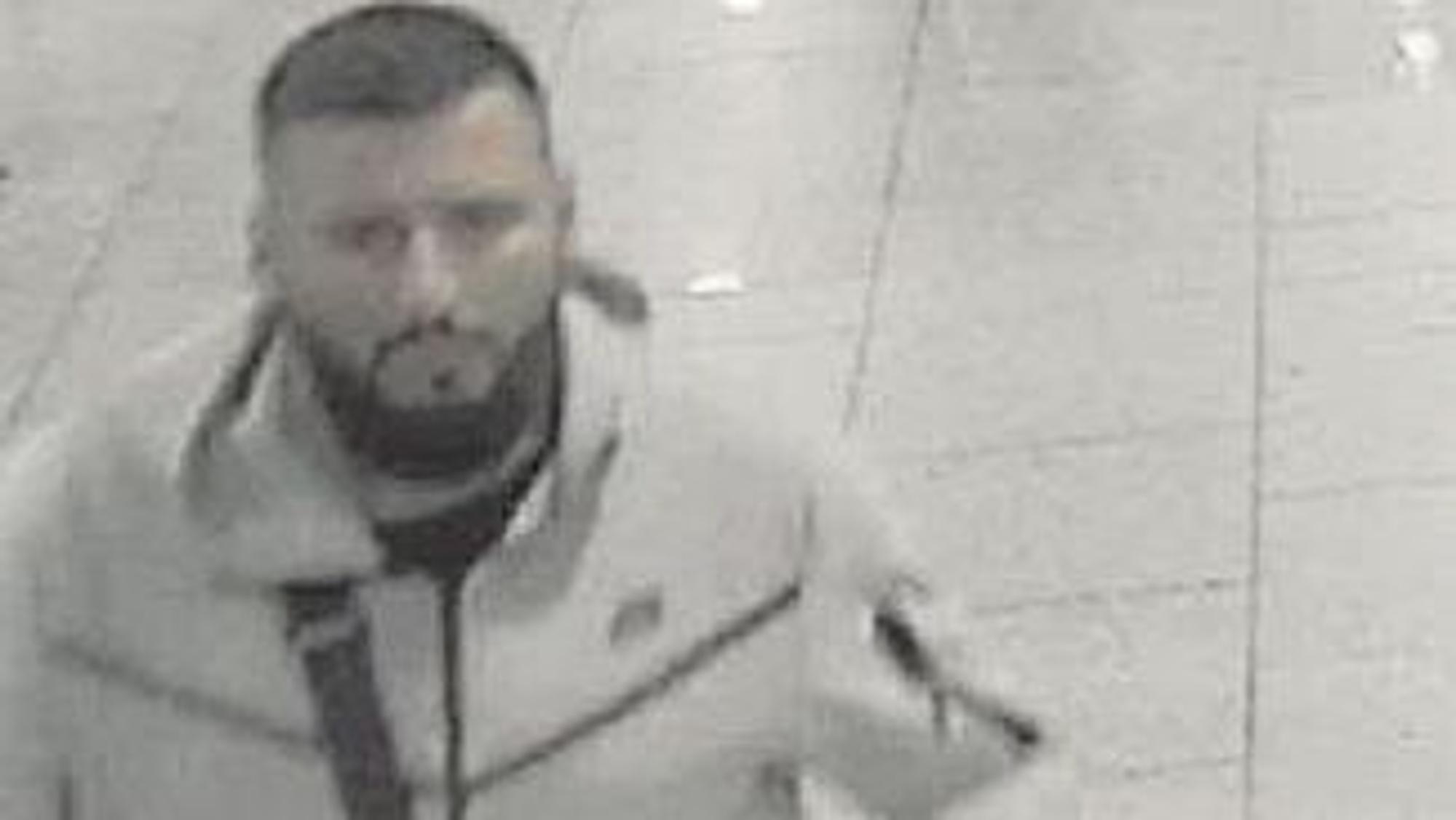Die Polizei in Nordrhein-Westfalen sucht unter anderem mit diesem Foto nach Hinweisen auf den Beschuldigten Hassan Issa