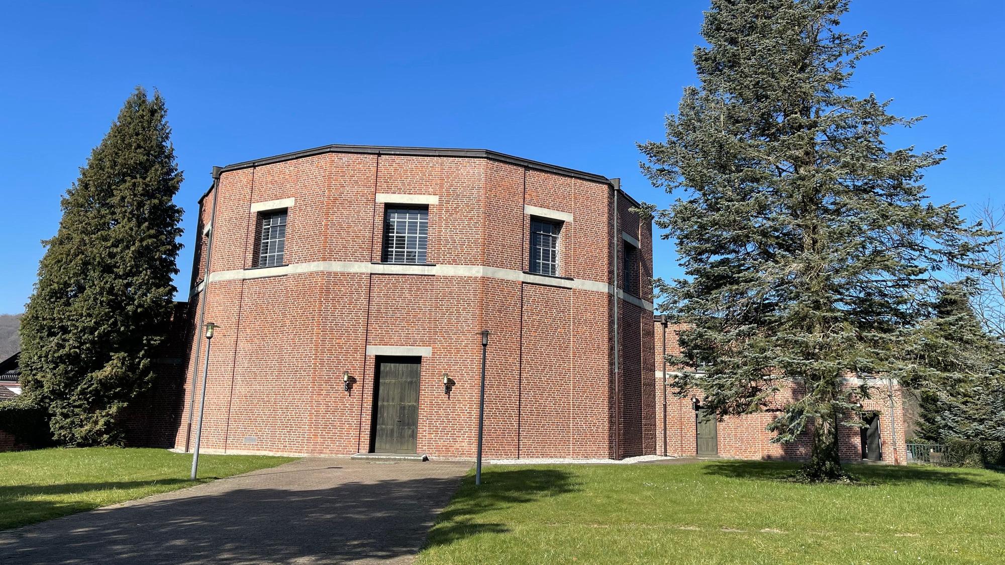 Die profanierte Kirche St. Josef in Eitorf steht unter Denkmalschutz. Das Erzbistum will sie verkaufen.