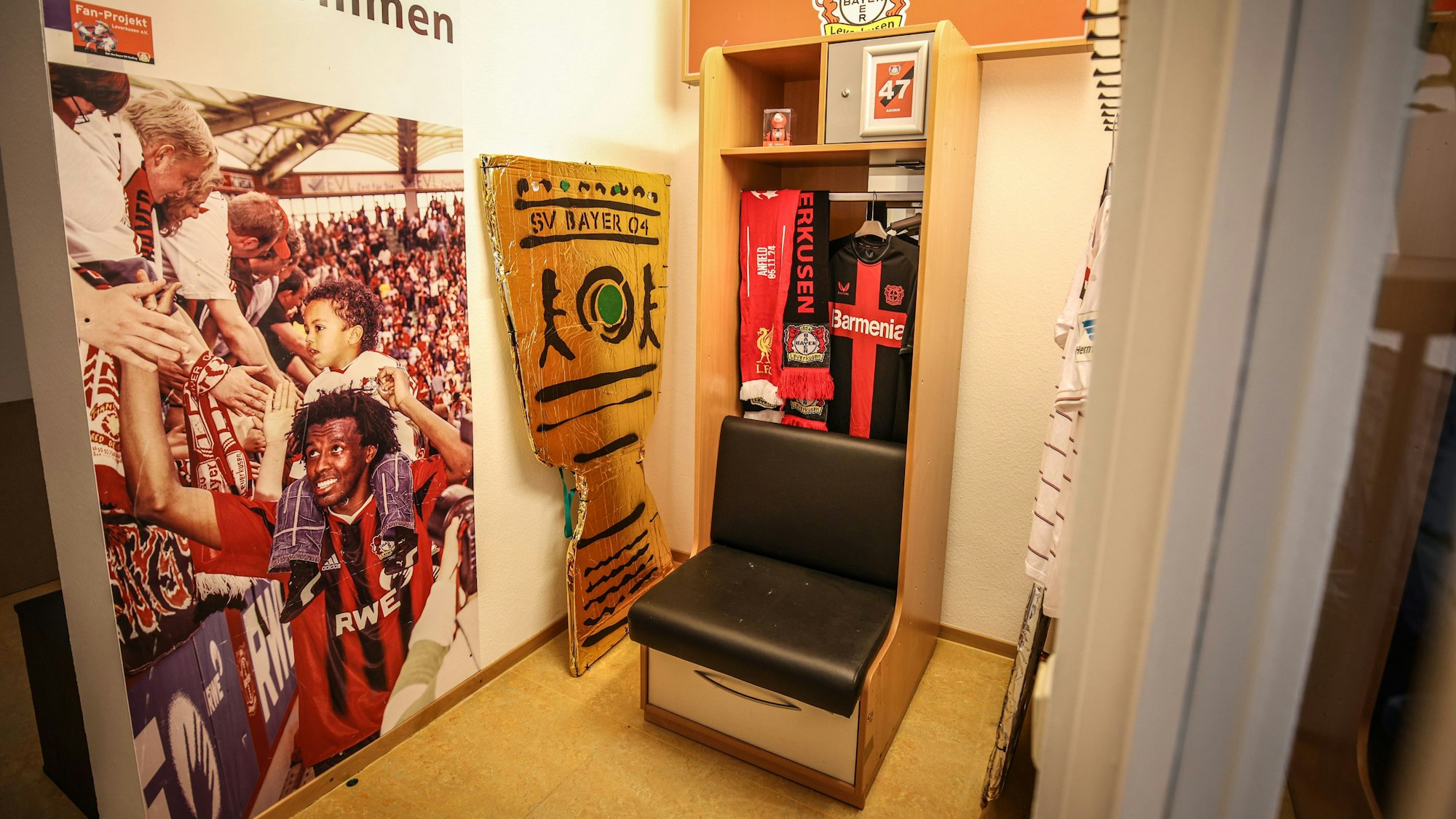 Erinnerung zum Anfassen: Ein Spind aus der Spielerkabine ziert den Eingang des Fanprojekts.