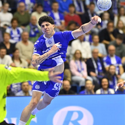 Giorgi Tskhovrebadze beim Wurf.