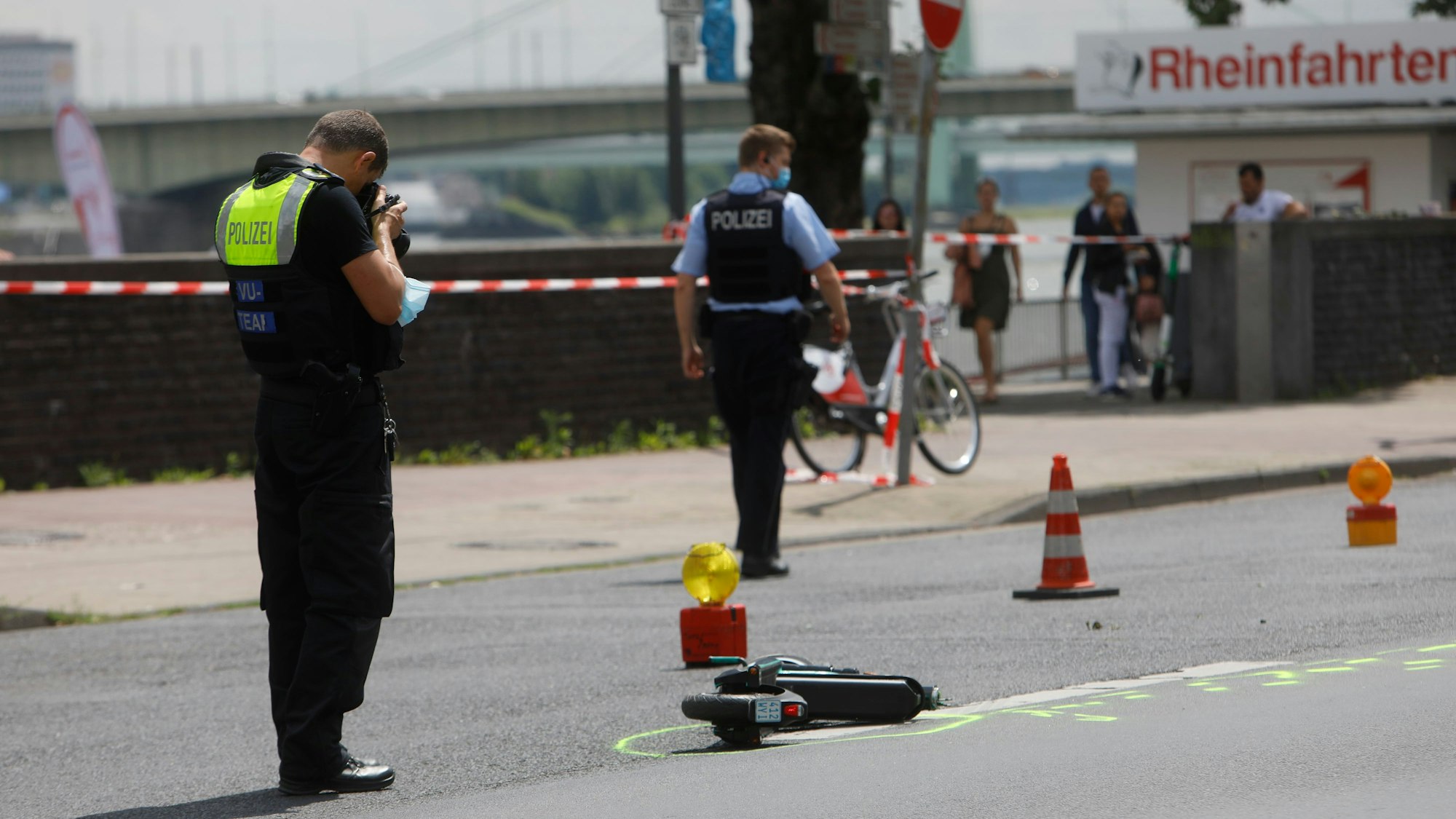 10.07.2021, Köln: Auf der Rheinuferstraße hat sich am Samstagmittag ein schwerer Unfall ereignet. Der Fahrer eines E-Scooters wurde lebensgefährlich verletzt. Die Polizei ermittelt. Foto: Arton Krasniqi
