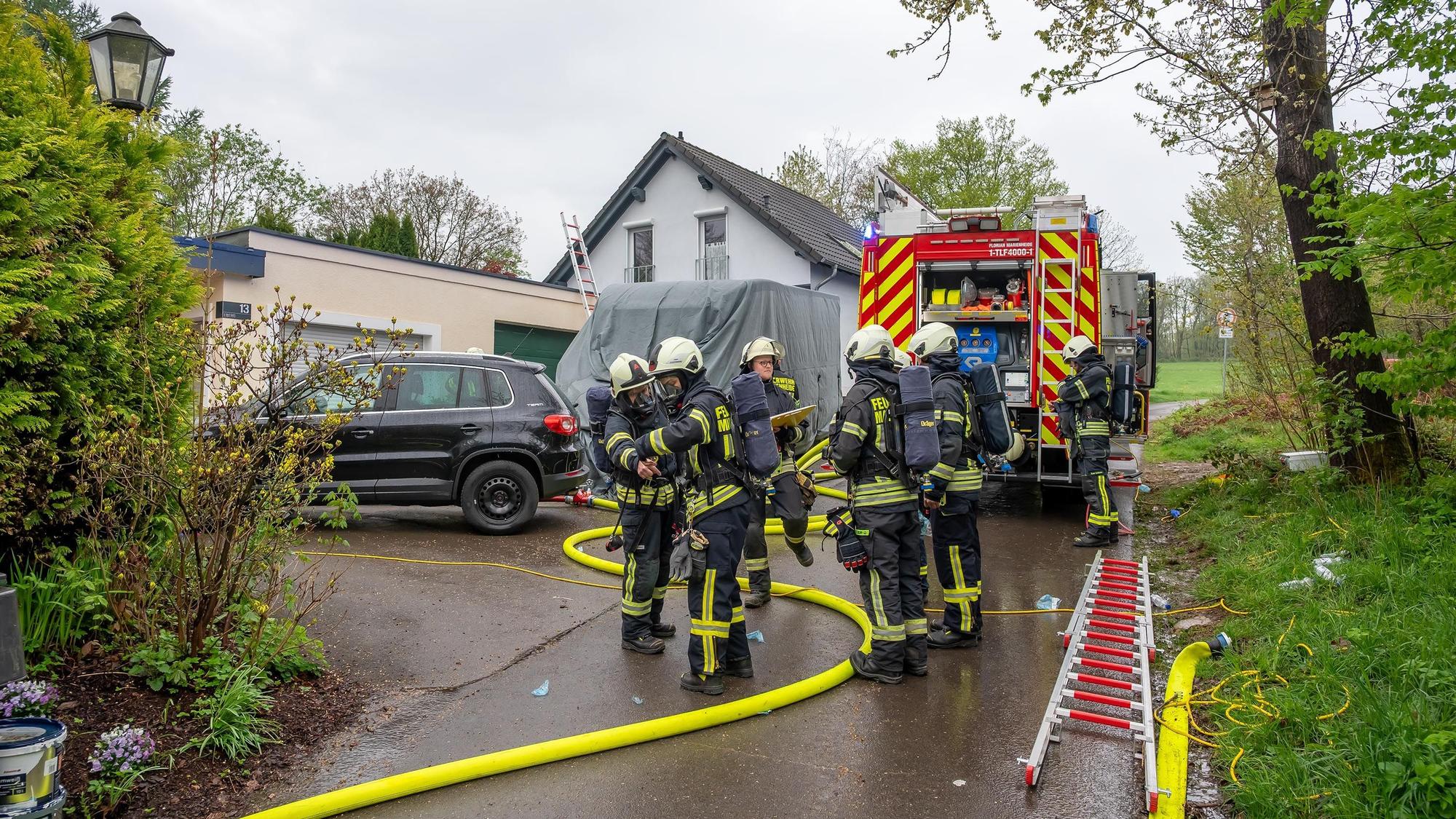 Die Feuerwehr bei einem Brand in einem Wohnhaus im Einsatz.