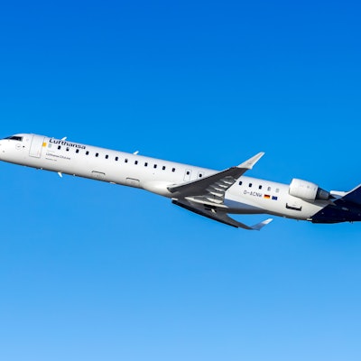 Lufthansa Bombardier CRJ-900 Flugzeug beim Start.