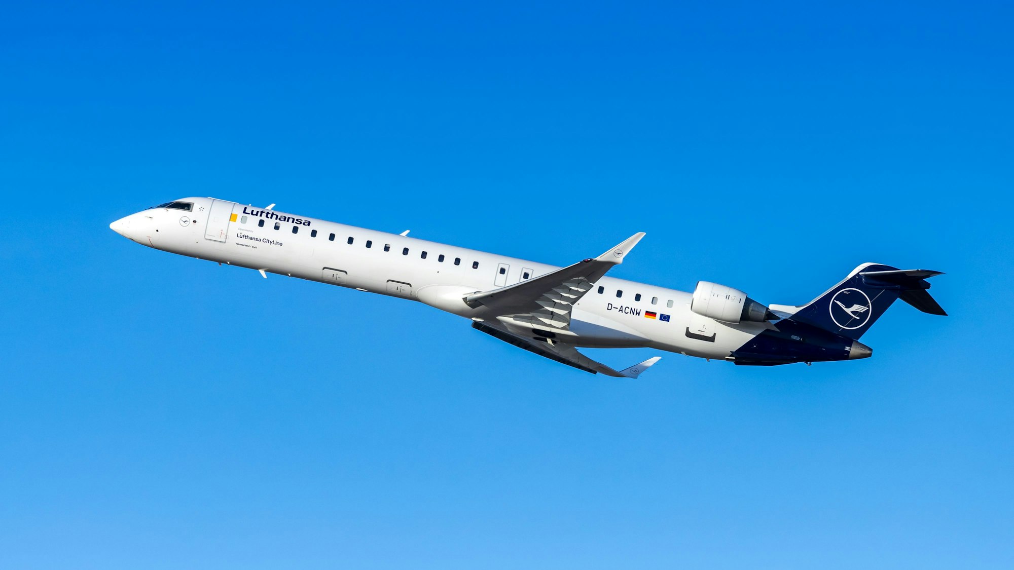 Lufthansa Bombardier CRJ-900 Flugzeug beim Start.