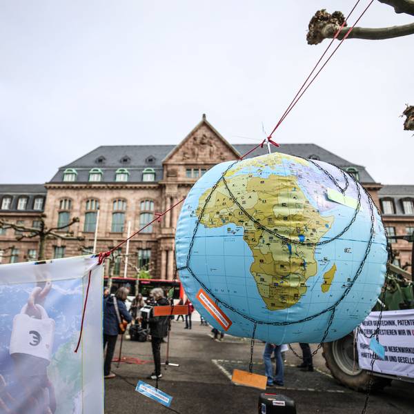 Proteste vor der alten Bayer-Konzernzentrale