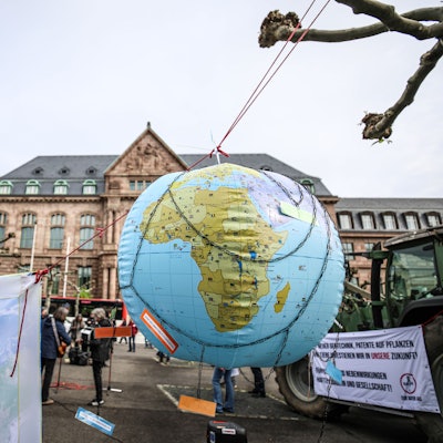Proteste vor der alten Bayer-Konzernzentrale
