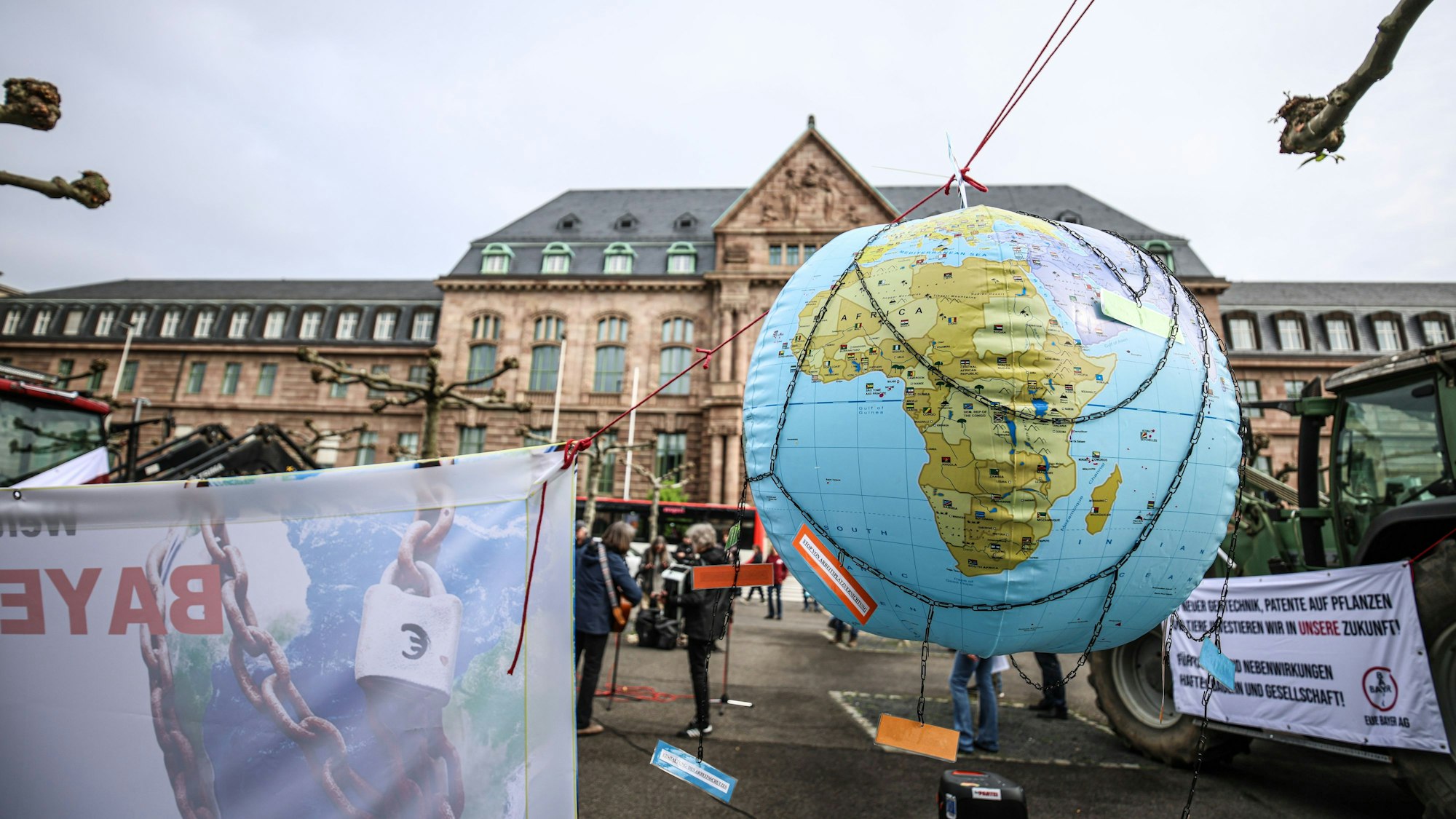Proteste vor der alten Bayer-Konzernzentrale