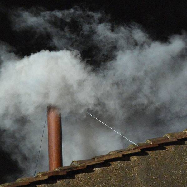 Weißer Rauch steigt im Vatikan aus dem Kamin der Sixtinischen Kapelle. Weißer Rauch heisst: ein neuer Papst wurde gewählt.