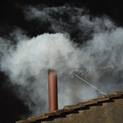Weißer Rauch steigt im Vatikan aus dem Kamin der Sixtinischen Kapelle. Weißer Rauch heisst: ein neuer Papst wurde gewählt.