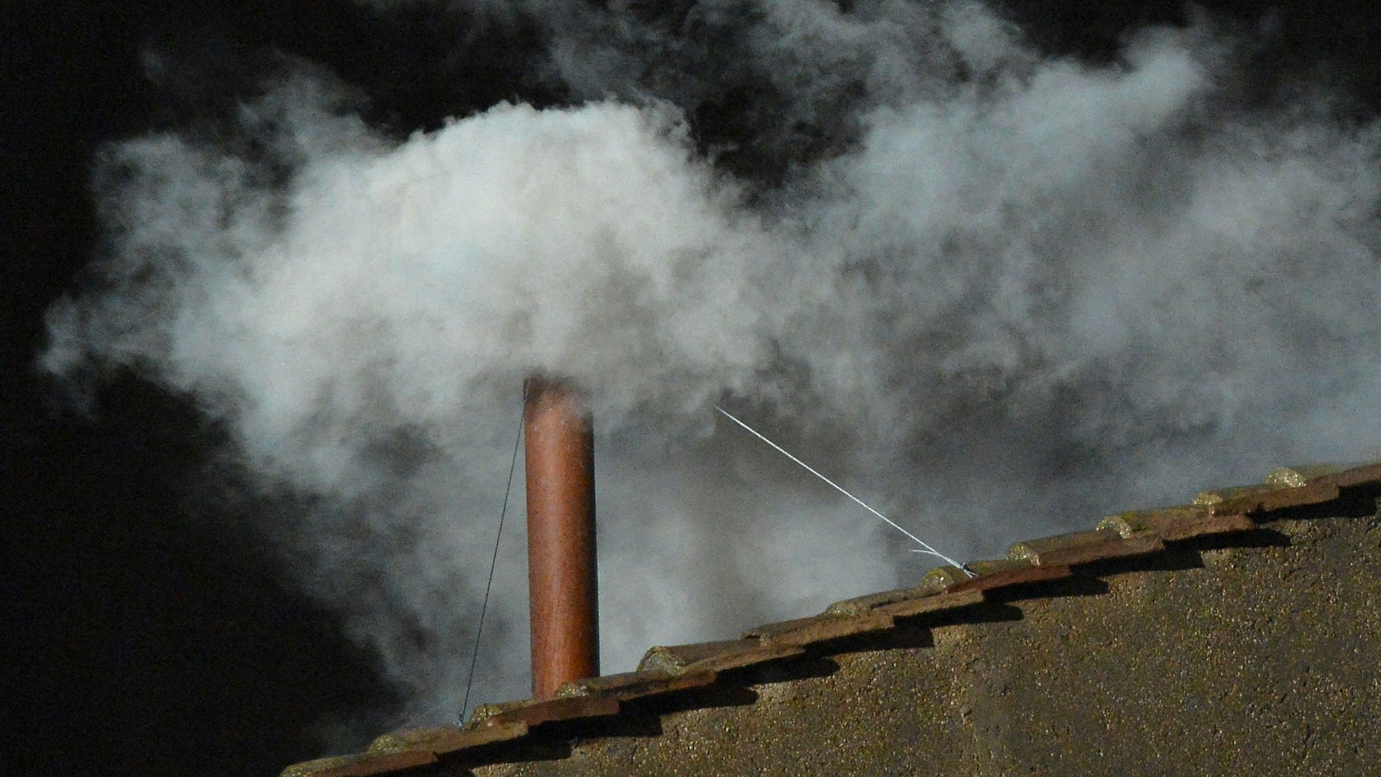 Weißer Rauch steigt im Vatikan aus dem Kamin der Sixtinischen Kapelle. Weißer Rauch heisst: ein neuer Papst wurde gewählt.