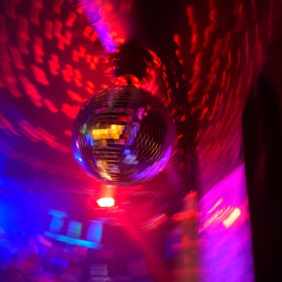 Eine Disco-Kugel dreht sich in einem Club.