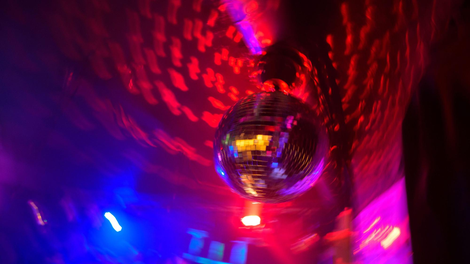 Eine Disco-Kugel dreht sich in einem Club.