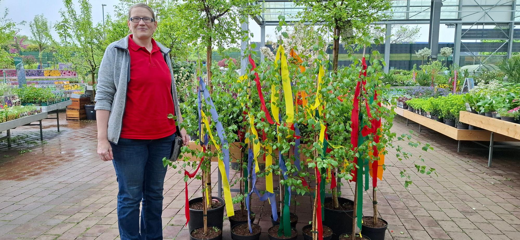 Elisabeth Allin neben Birken im Topf im Gartencenter Selbach.