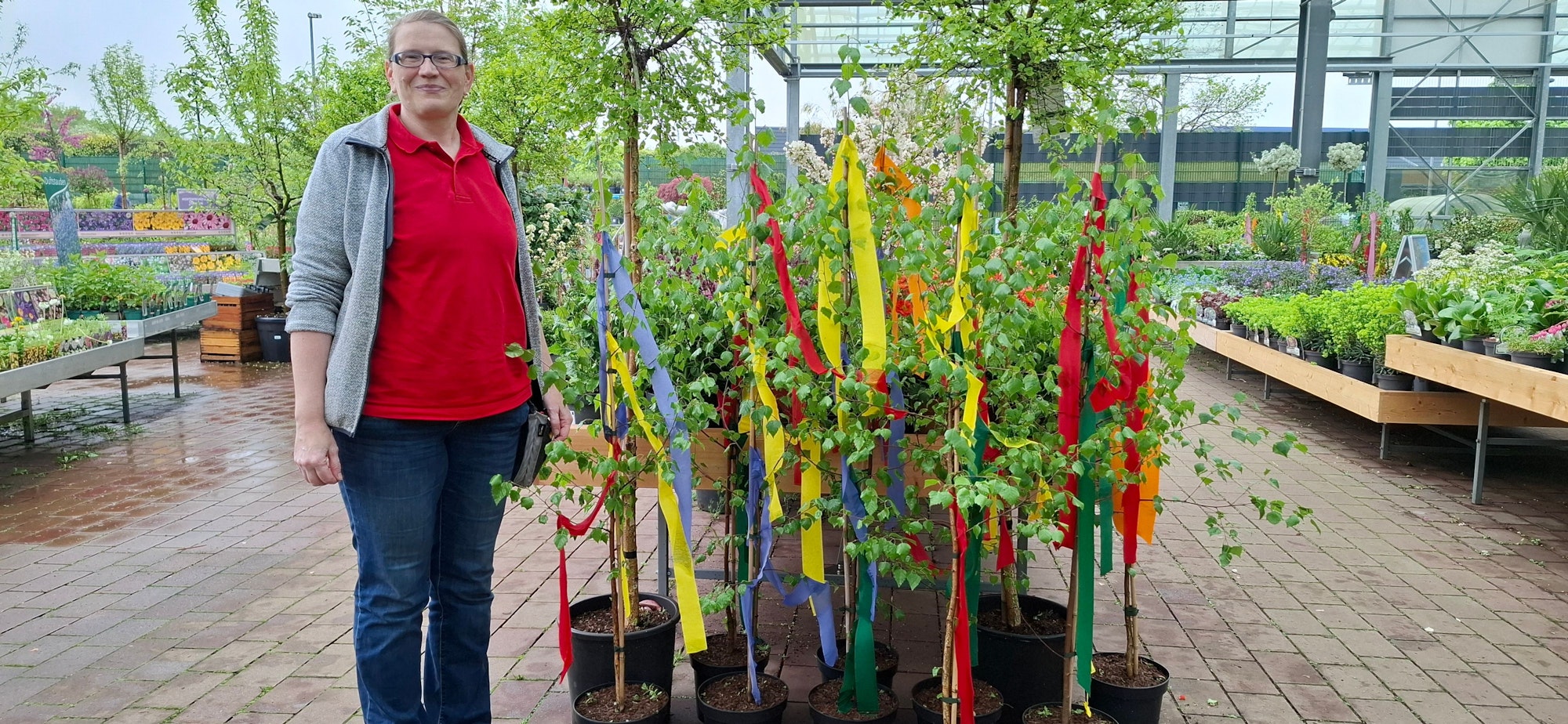 Elisabeth Allin neben Birken im Topf im Gartencenter Selbach.