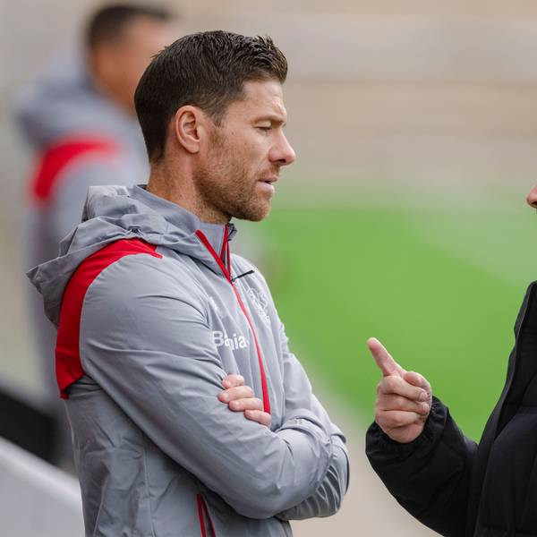Leverkusens Trainer Xabi Alonso (l) und Fernando Carro, Vorsitzender der Geschäftsführung, unterhalten sich am Rande eines Trainings.