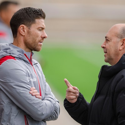 Leverkusens Trainer Xabi Alonso (l) und Fernando Carro, Vorsitzender der Geschäftsführung, unterhalten sich am Rande eines Trainings.